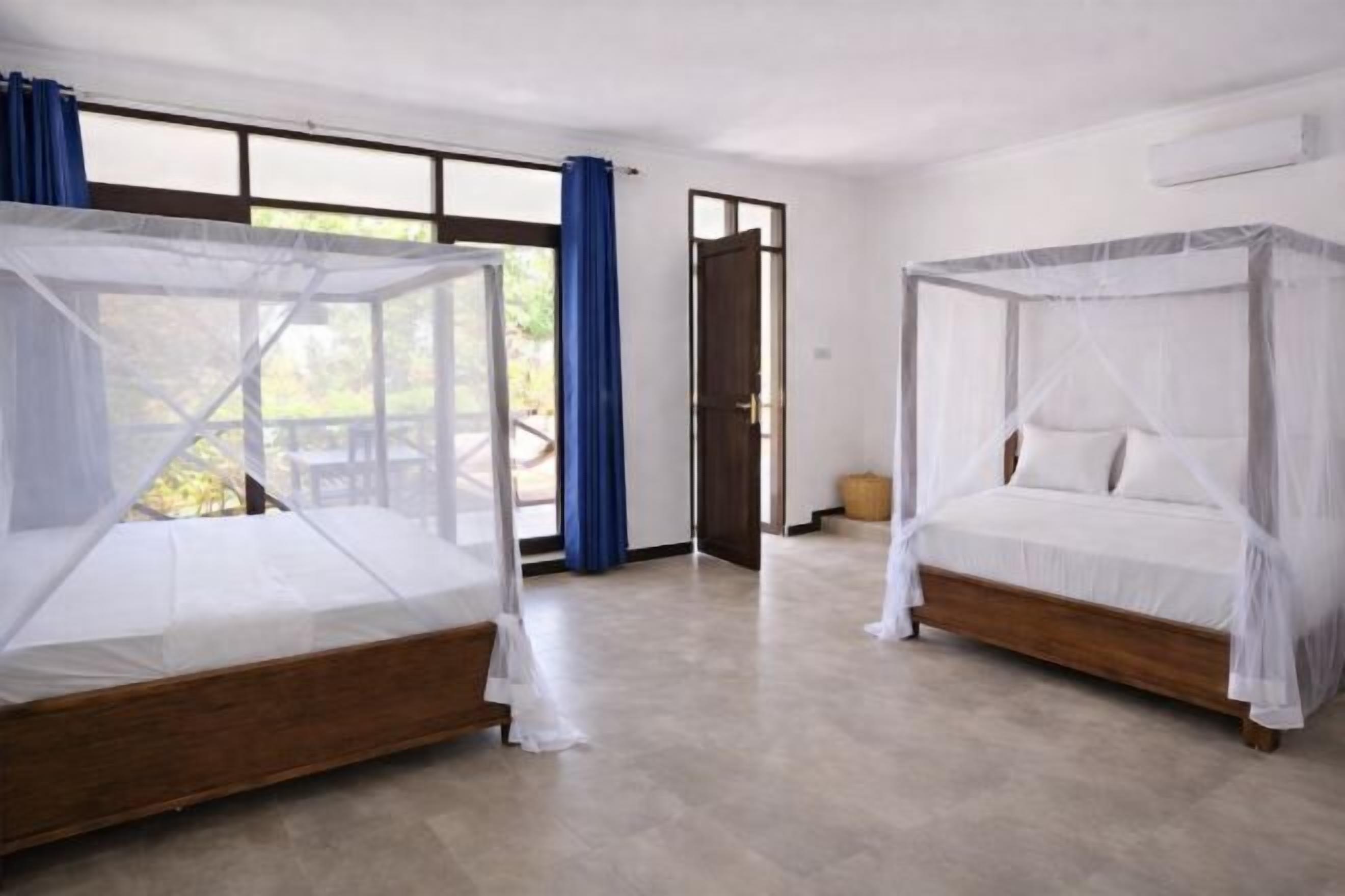 Minibar, coffres-forts dans les chambres, bureau