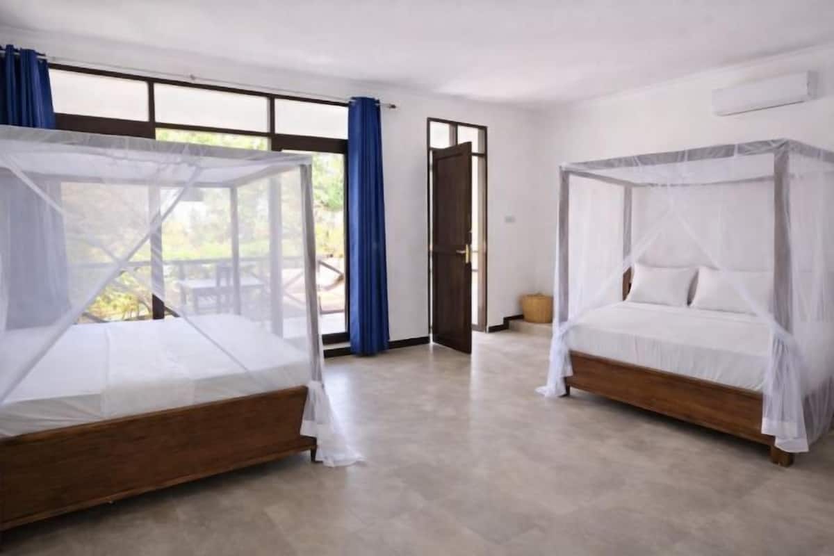 Minibar, coffres-forts dans les chambres, bureau