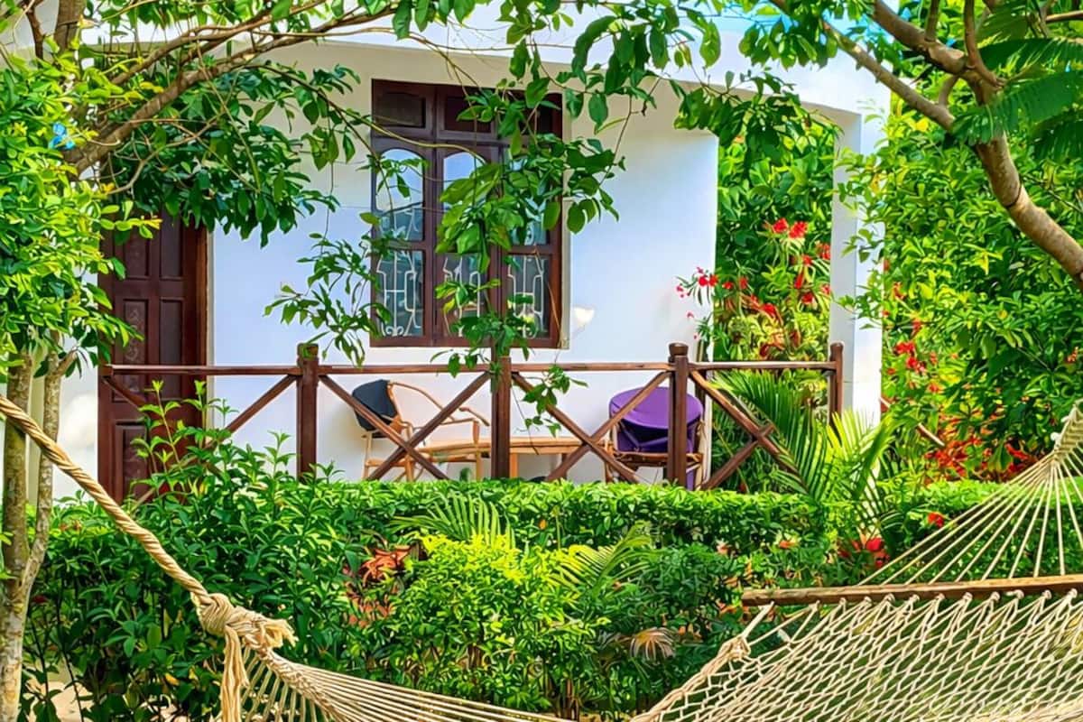 One- Bedroom Bungalow- Garden View | Minibar, safe på rommet, skrivebord og skrivebord for bærbar PC