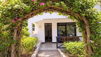 Standard Twin Room- Garden View | Ban công