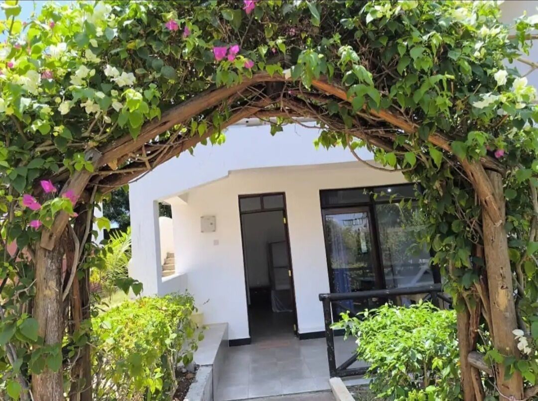 Standard Twin Room- Garden View | Een minibar, een kluis op de kamer, een bureau, een laptopwerkplek