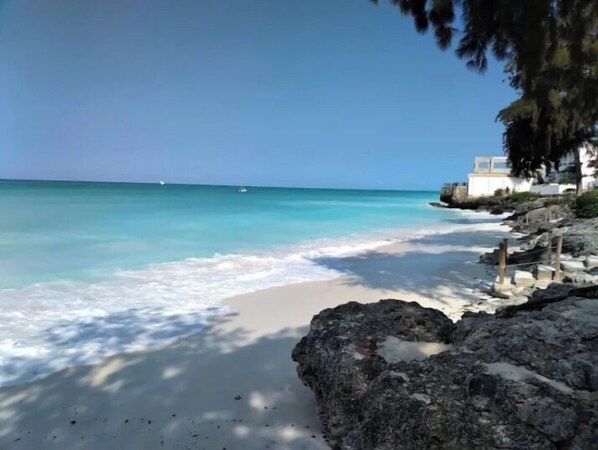 Una playa cerca, arena blanca