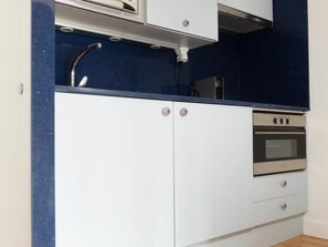 Kylskåp, mikrovågsugn, ugn och kaffe- och tebryggare