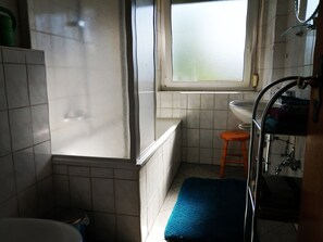 Kylpyamme, hiustenkuivaaja, pyyhkeet