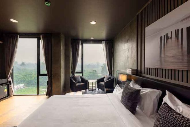 Individually decorated, desk, blackout drapes, free WiFi