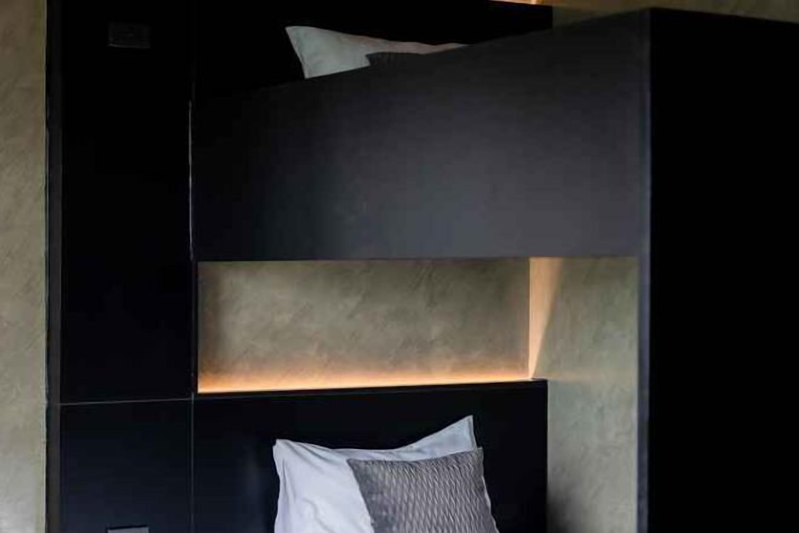 Individually decorated, desk, blackout drapes, free WiFi