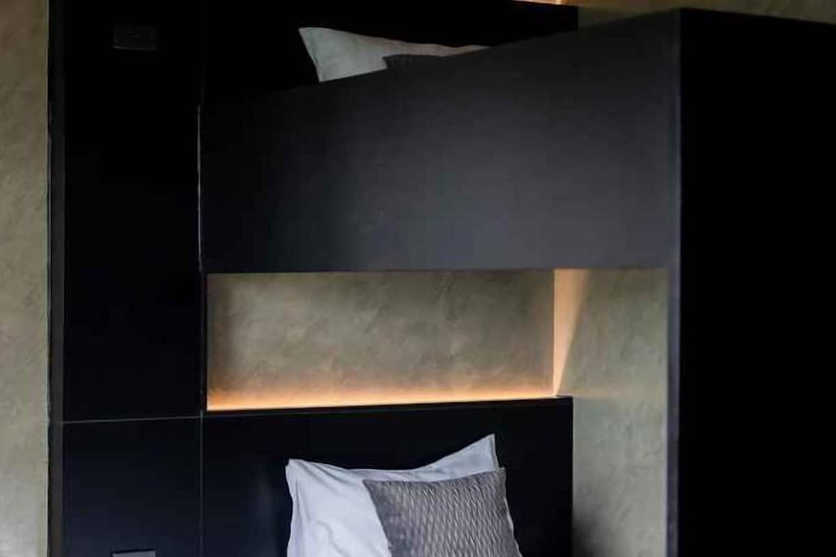 Individually decorated, desk, blackout drapes, free WiFi