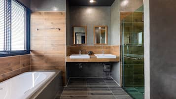 Family Quadruple Room | Bathroom | Free toiletries, hair dryer, towels, soap