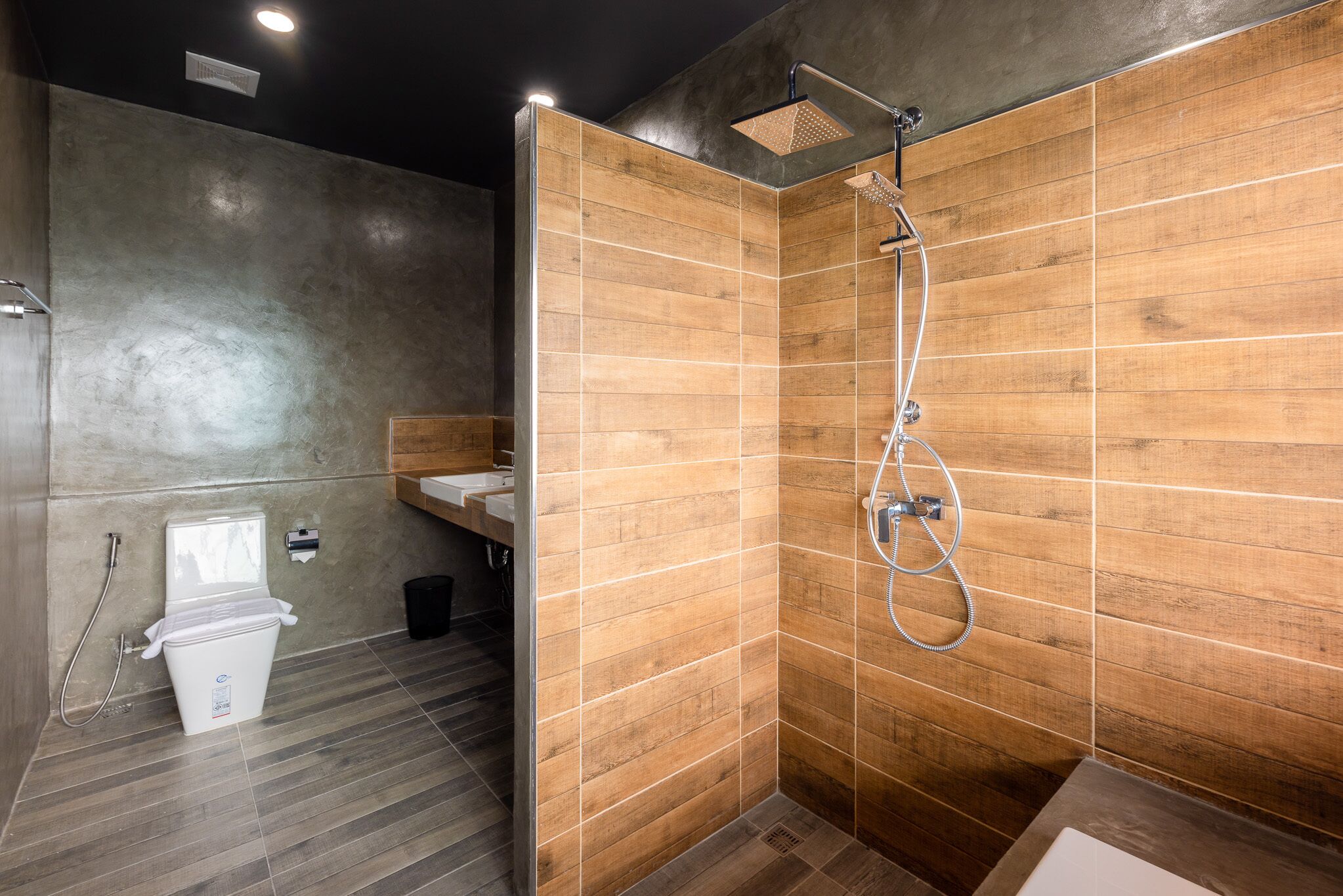 Un baño moderno con ducha, inodoro y lavamanos.