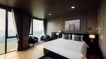 Premium Studio Suite | Individually decorated, desk, blackout drapes, free WiFi