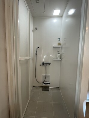 City Studio | Bathroom | Shower, hydromassage showerhead, free toiletries, hair dryer - Oak STAY Shinjuku 1 (Tokyo)