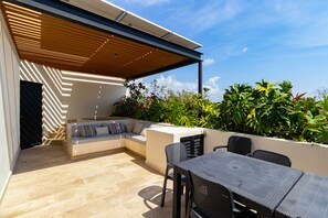 屋外ダイニングエリア