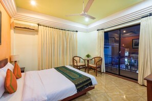 Habitación doble | Escritorio y ropa de cama