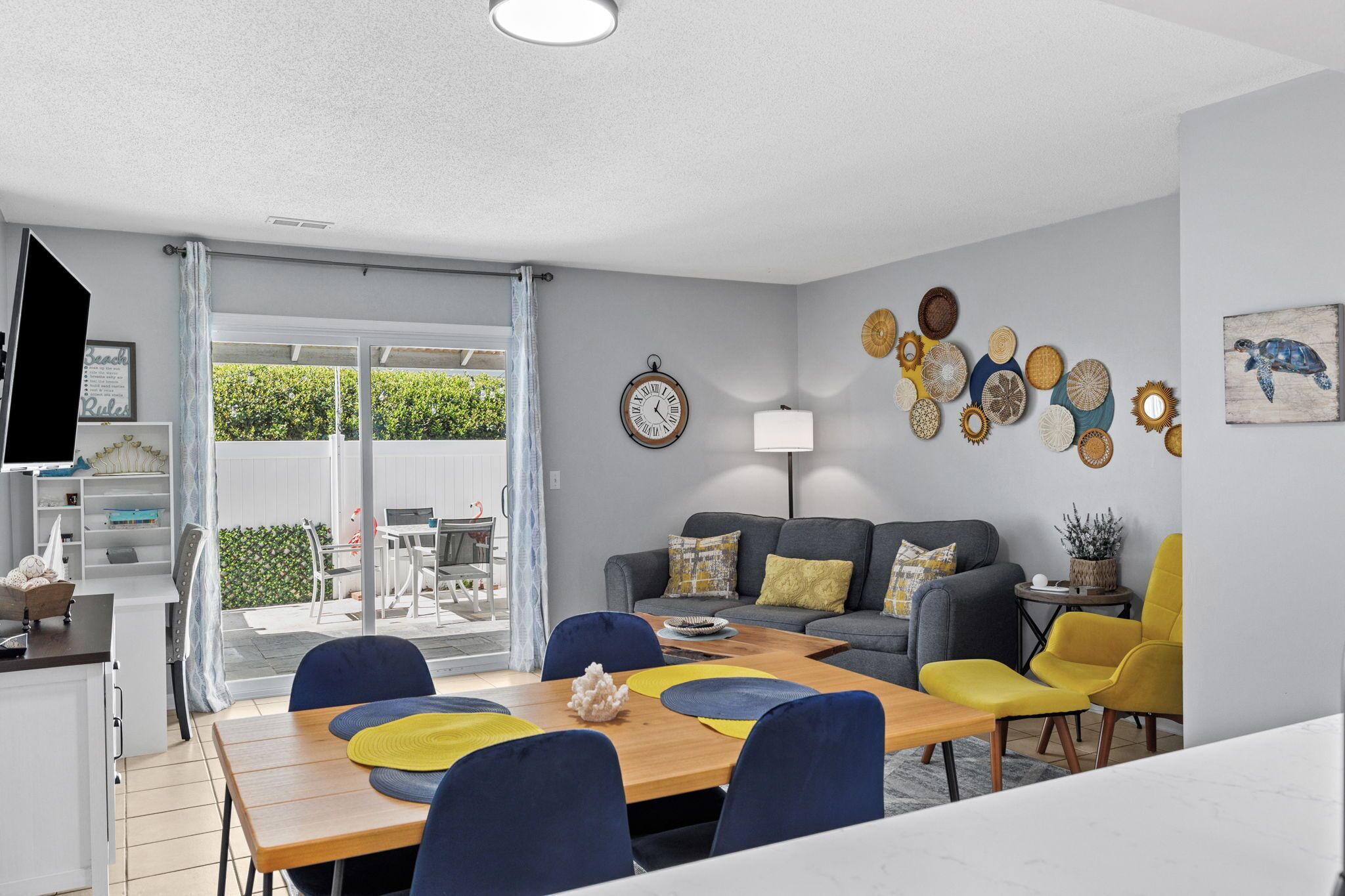 5 MIN WALK TO BEACH-KING BED-W/D IN UNIT/HI SPEED WIFI/ENTIRE TOWNHOME