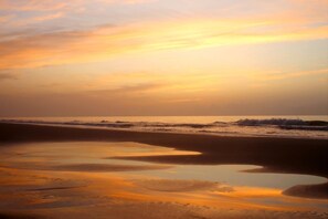 Ubicación cercana a la playa y toallas de playa