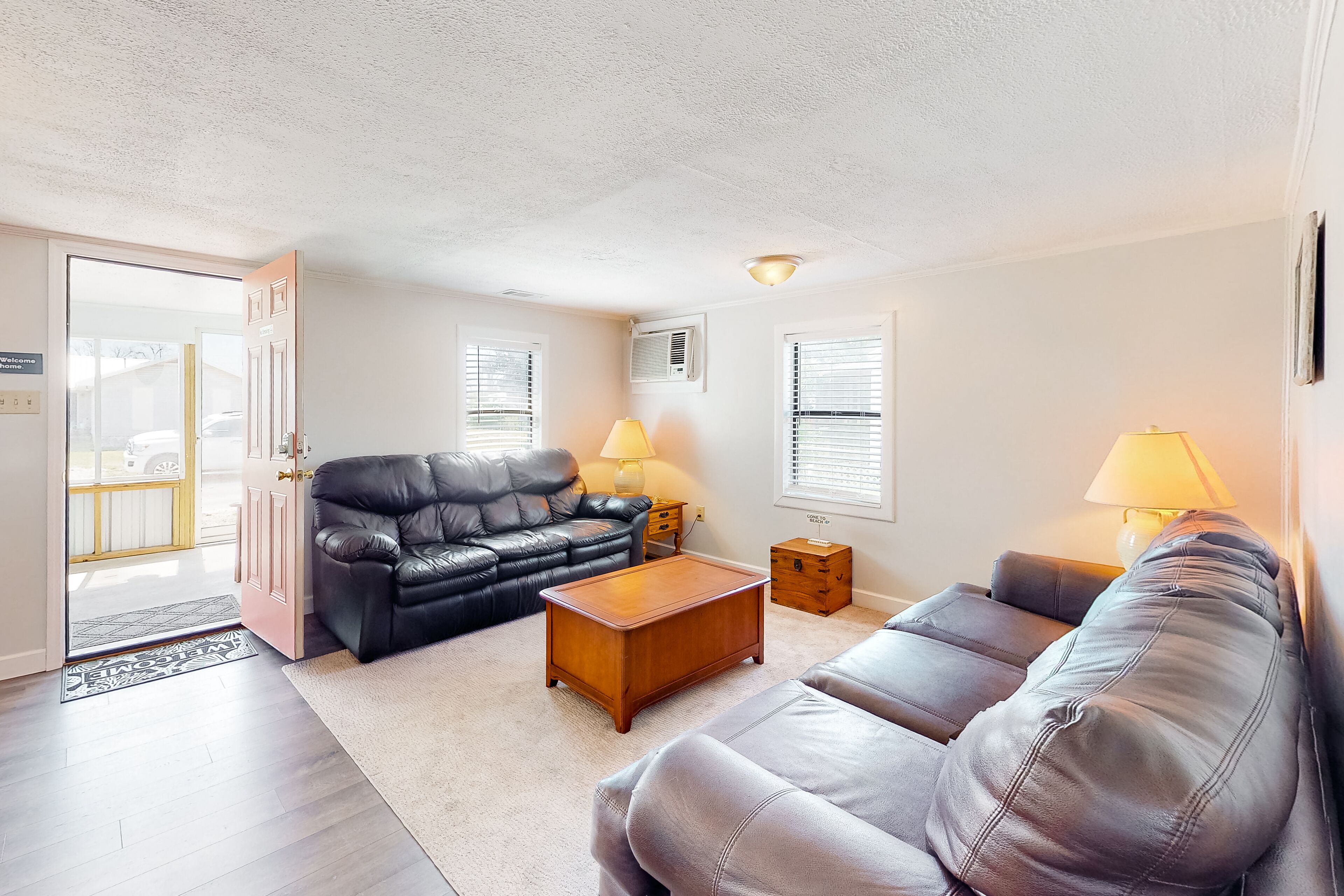 Sunny abode with an enclosed yard, well-equipped kitchen, W/D, & AC - dogs ok