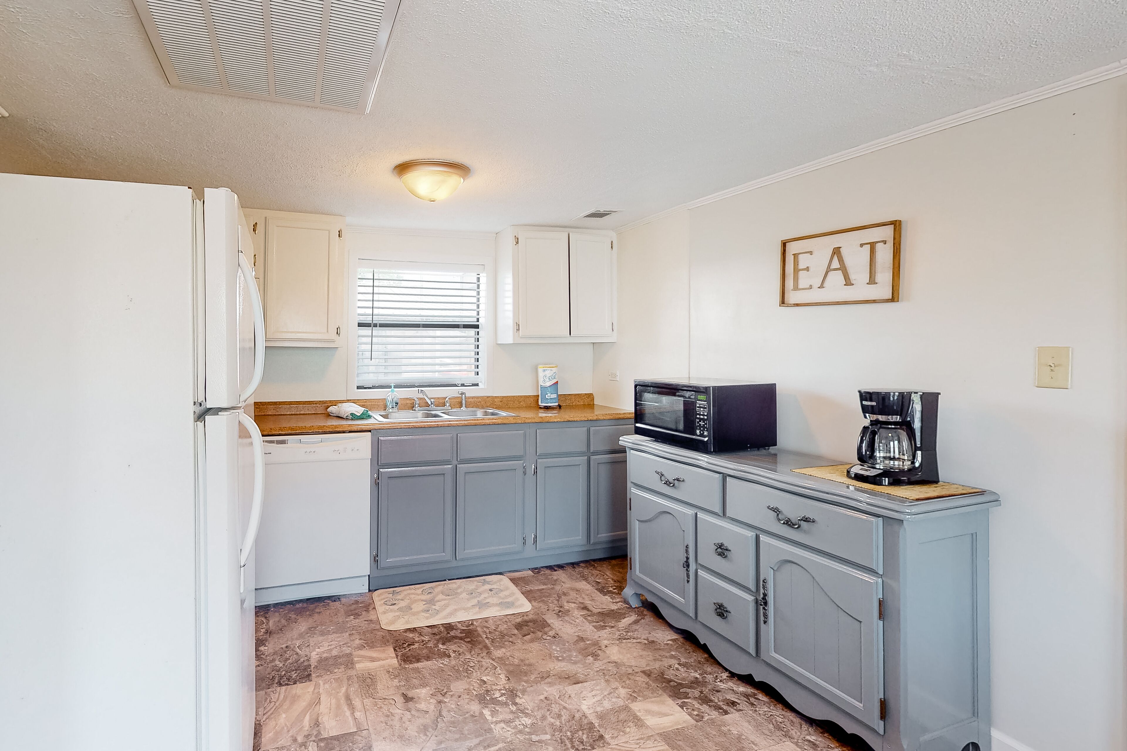 Sunny abode with an enclosed yard, well-equipped kitchen, W/D, & AC - dogs ok