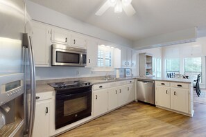 Refrigerador, microondas, horno y parrilla de estufa 