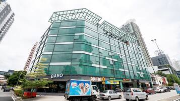 Vista frontal de la propiedad