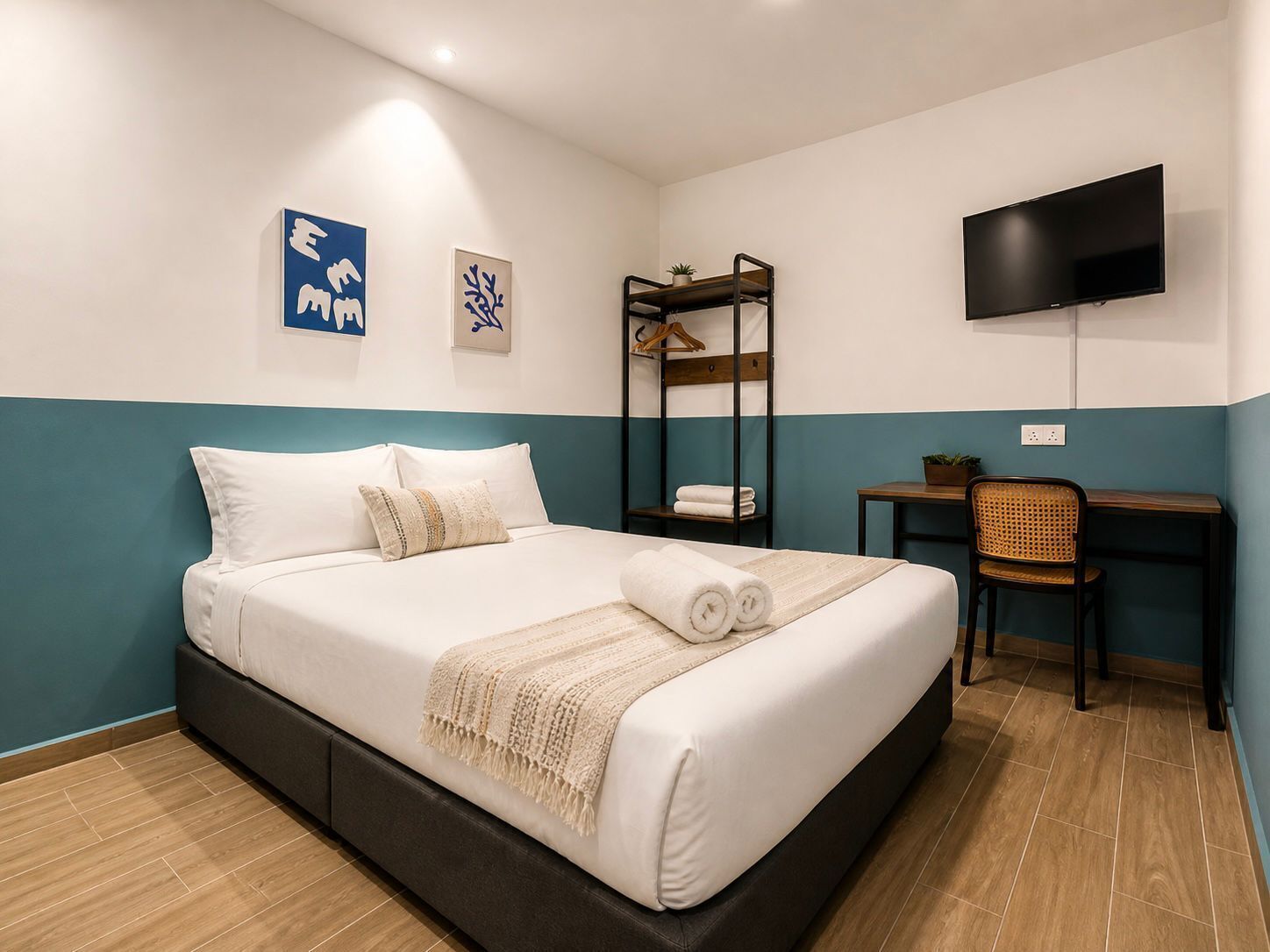 Double Room | In-room safe, individually furnished, desk, laptop workspace