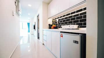 Deluxe Suite, 2 Bedrooms, City View | Private kitchen | Coffee/tea maker, electric kettle, dining tables