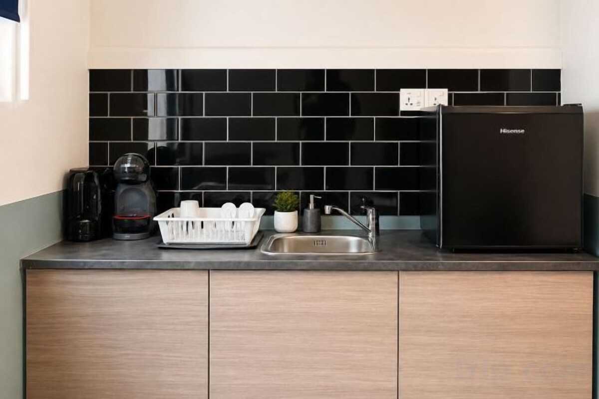 Kaffetrakter/tekoker, minikjøleskap, vannkoker og spisebord