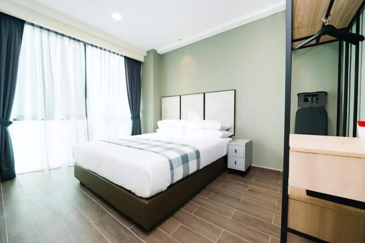 2 quartos, frigobar (abastecido com itens grátis), cofres nos quartos