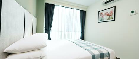 Familie suite, 2 slaapkamers | 2 slaapkamers, een kluis op de kamer, een bureau, een laptopwerkplek