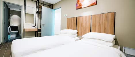 Odada kasa, ayrı ayrı döşenmiş, masa, dizüstü bilgisayar çalışma alanı