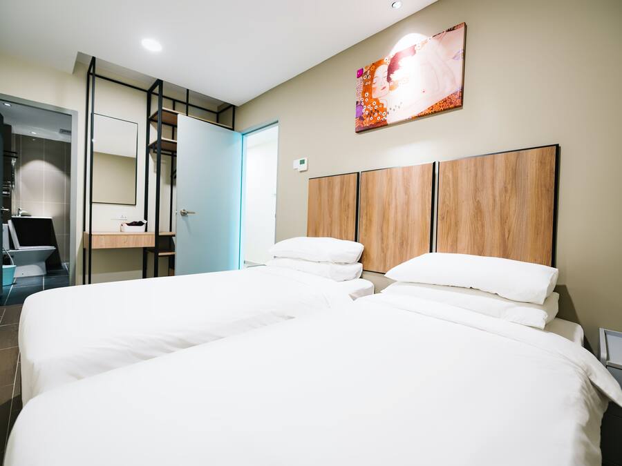 In-room safe, individually furnished, desk, laptop workspace