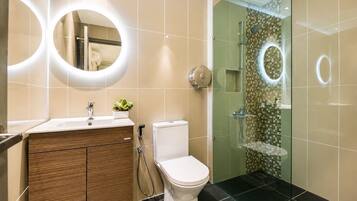 Shower, free toiletries, hair dryer, bidet