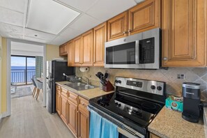 ثلاجة، ميكروويف، فرن، موقد طهي مسطح