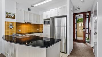 Microondas, horno, parrilla de estufa y lavavajillas