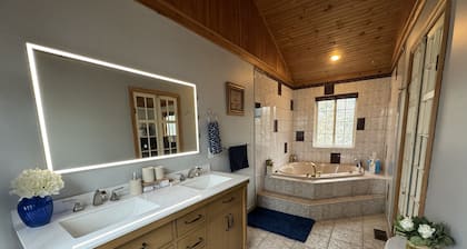 Cottage W LAKE VIEWS, beside waterfront trail and steps from beach