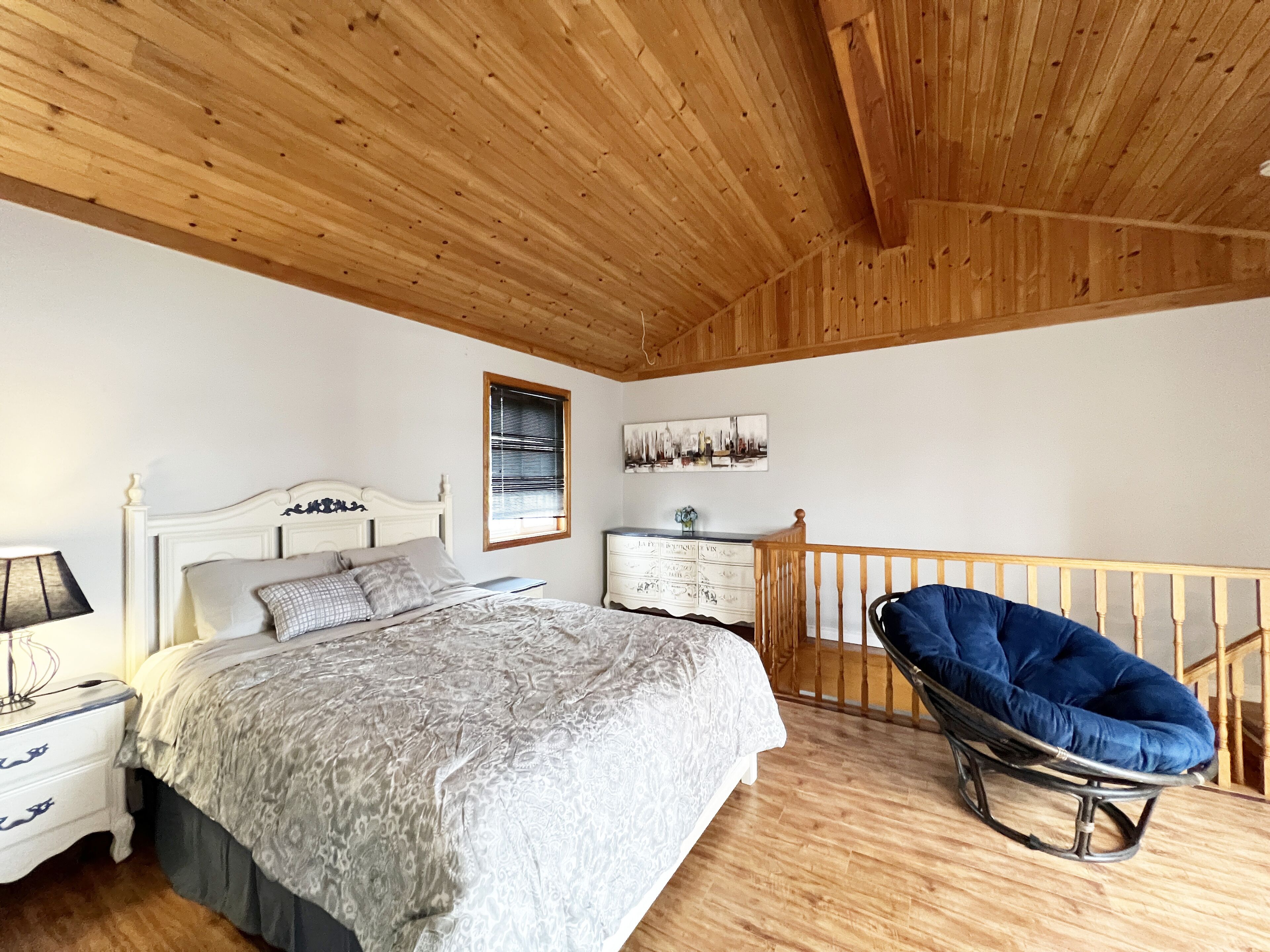 Cottage W LAKE VIEWS, beside waterfront trail and steps from beach