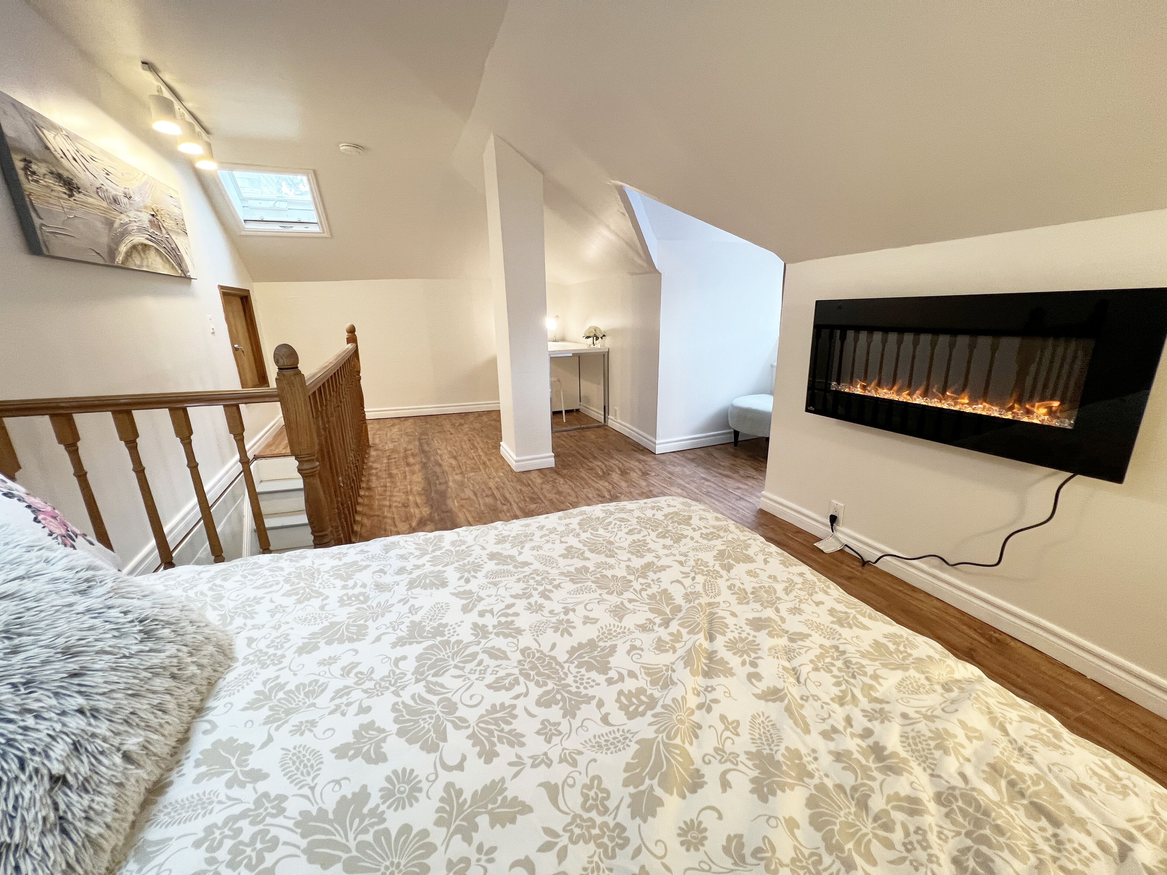 Cottage W LAKE VIEWS, beside waterfront trail and steps from beach