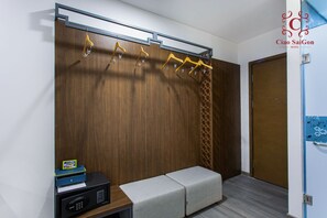 Minibar, in-room safe, desk, blackout curtains - Ciao SaiGon 2 Hotel (Ho Chi Minh City)