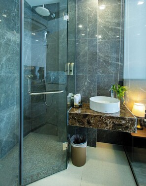 Shower, pengering rambut, sandal, dan handuk
