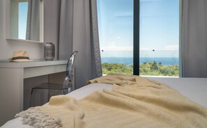 5 bedrooms, iron/ironing board, internet, bed sheets