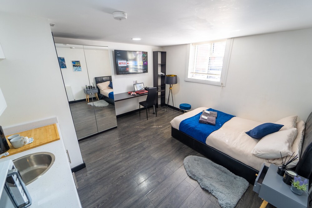 46 North Road Studios Near QE and UOB