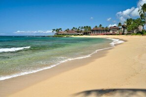Playa en los alrededores, camastros y toallas de playa 