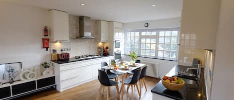 Appartement Luxe, salle de bains privée, vue jardin (Riverwalk Apartment North) | Cuisine partagée