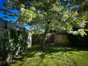 Luxury-Apartment, eigenes Bad, Gartenblick (Riverwalk Apartment North) | Garten