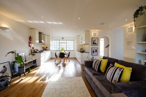 Luxury Apartment, Private Bathroom, Garden View (Riverwalk Apartment North) | Lounge - Riverwalk Apartment North (Slough)