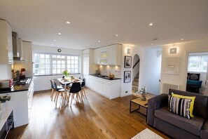 Luxury-Apartment, eigenes Bad, Gartenblick (Riverwalk Apartment North) | Lounge