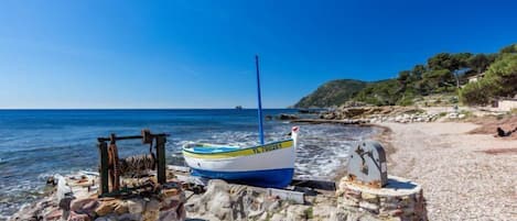 Una spiaggia nelle vicinanze