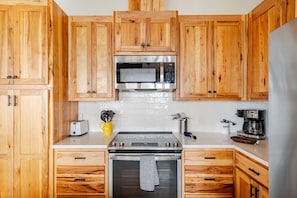Refrigerador, microondas, horno, placa de cocina