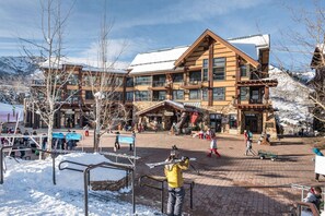 Exterior - Ski-In/Ski-Out Snowmass Escape! Overlooking Base Village, Fireplace, Hot Tub, Balcony, W/D, Parking (Snowmass Village)