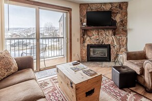 Smart-TV, peis, DVD-spiller og bøker