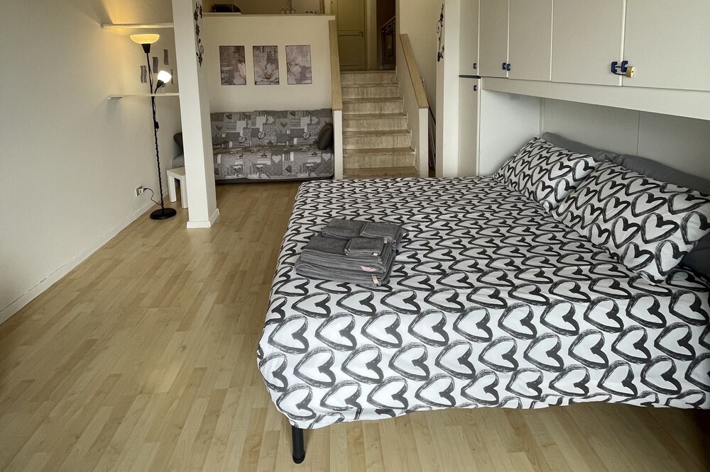 Loft a pochi km dal mare tra Liguria e Toscana con parcheggio privato.